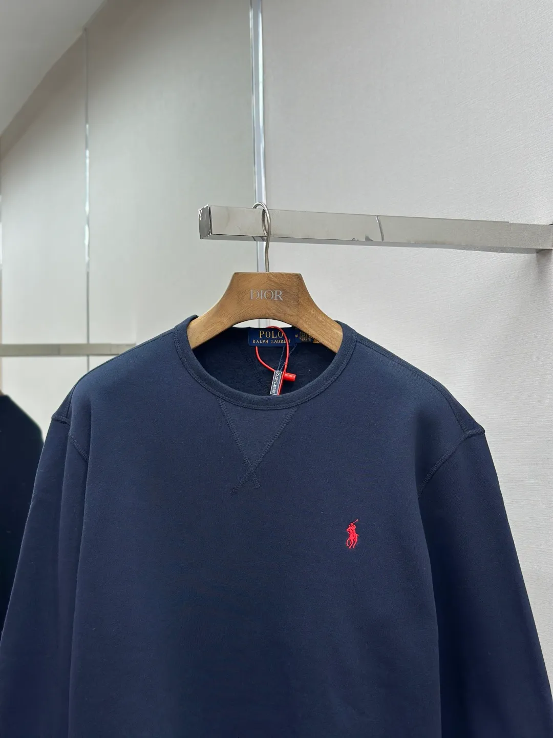 P290 [Same-origin fabric, exclusive new style, first choice for old money] Ralph Laure Ralph Lauren embroidered long-sleeved sweatshirt is made of cotton blended fabric, which is soft and tough to the touch. It has been finely spun and pre-shrunk, making it comfortable to the touch and not easy to deform. You don’t have to worry about shrinkage or pilling for daily wear and washing, and the texture is stable and online! The pony embroidery on the chest, despite the small size, has fine stitches and every stitch is perfectly stitched. The embroidery thread is pure in color and high in fastness. It is simple and high-end, highlighting the brand's iconic exquisite craftsmanship! The neckline is a classic round neck design, with an exquisite small V-shaped splicing design at the bottom. The workmanship is particularly neat, and the stitching in the circle is straight and even, without any distortion. It will not become loose and deformed after being worn for a long time. It fits the neck without being tight, and it is full of comfort! Scan the QR code on the label to enter the official website directly! It’s like adding an “identity pass” to clothes, and the quality is directly visualized ‼ ️ Size: S-XL